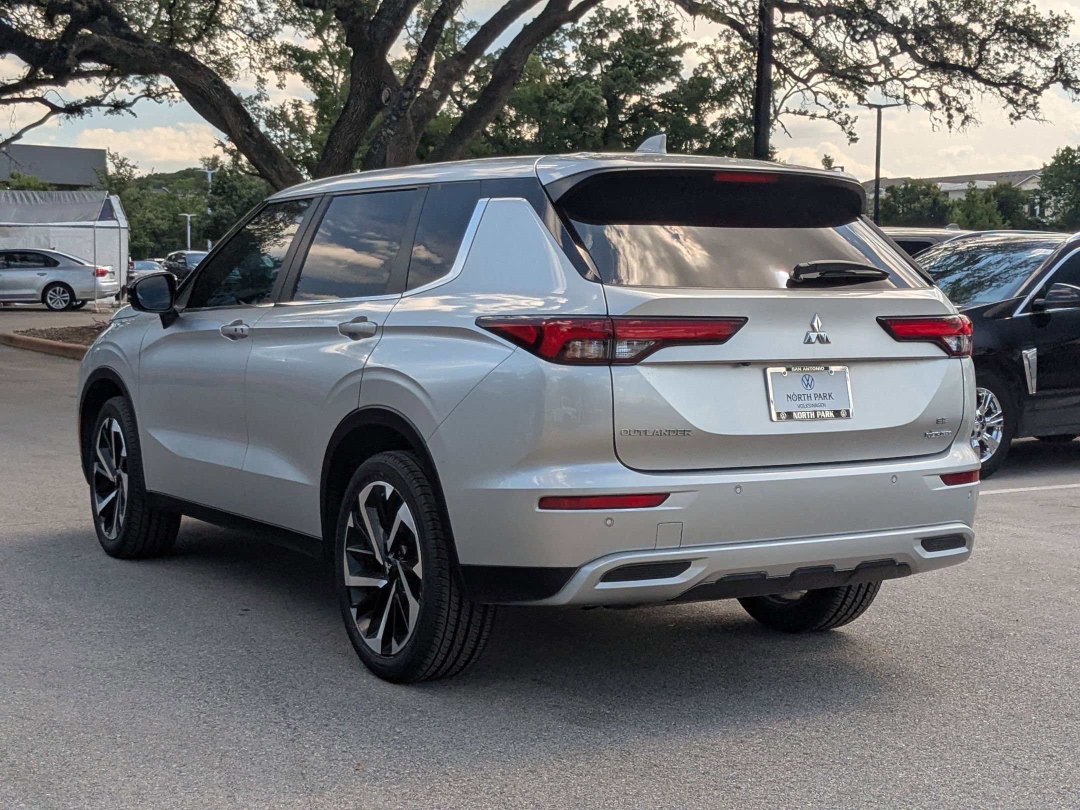 Used 2022 Silver Mitsubishi SE image 5