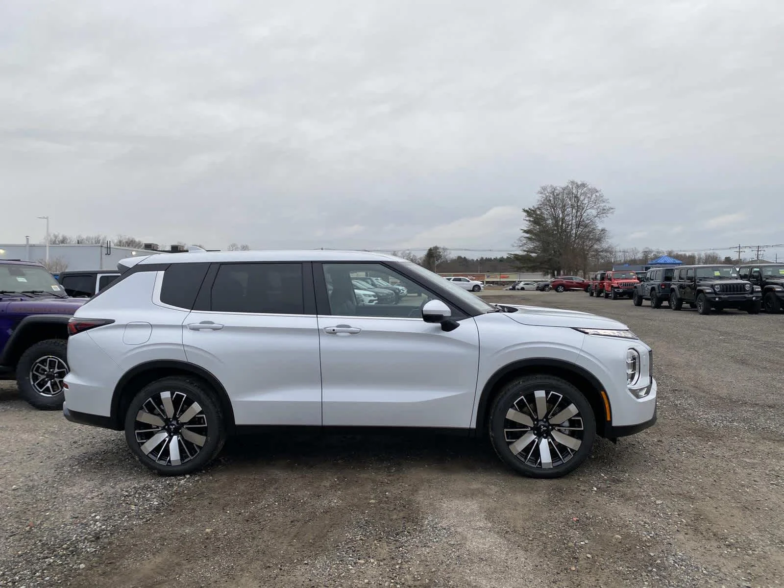 New 2026 WHITE Mitsubishi  image 2
