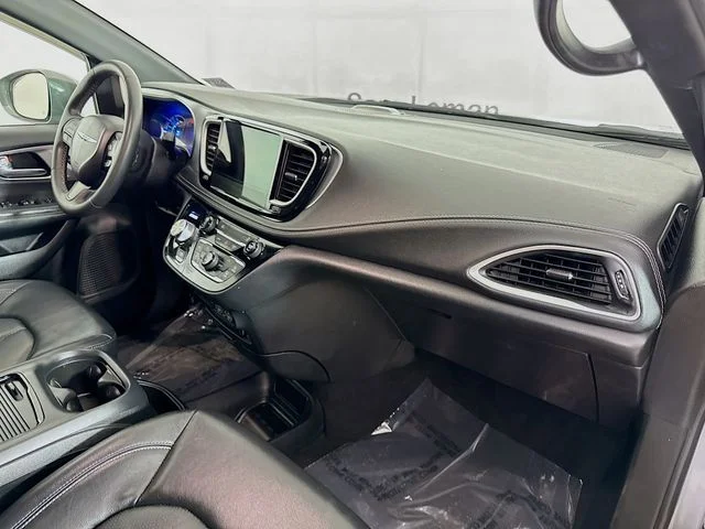 Used 2022 White Chrysler Touring L image 29