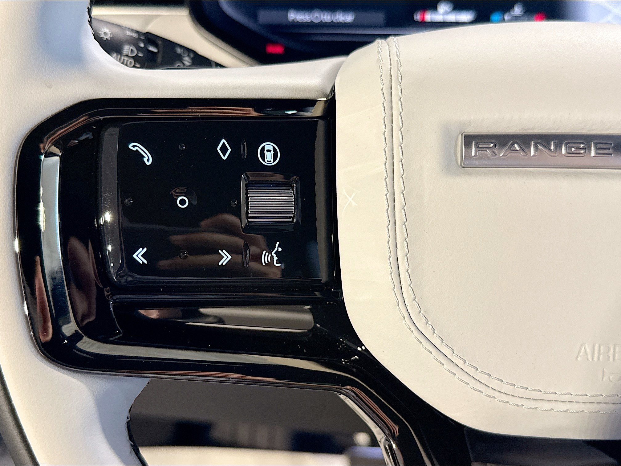 New 2026 Ostuni Pearl White LAND ROVER Dynamic SE image 39