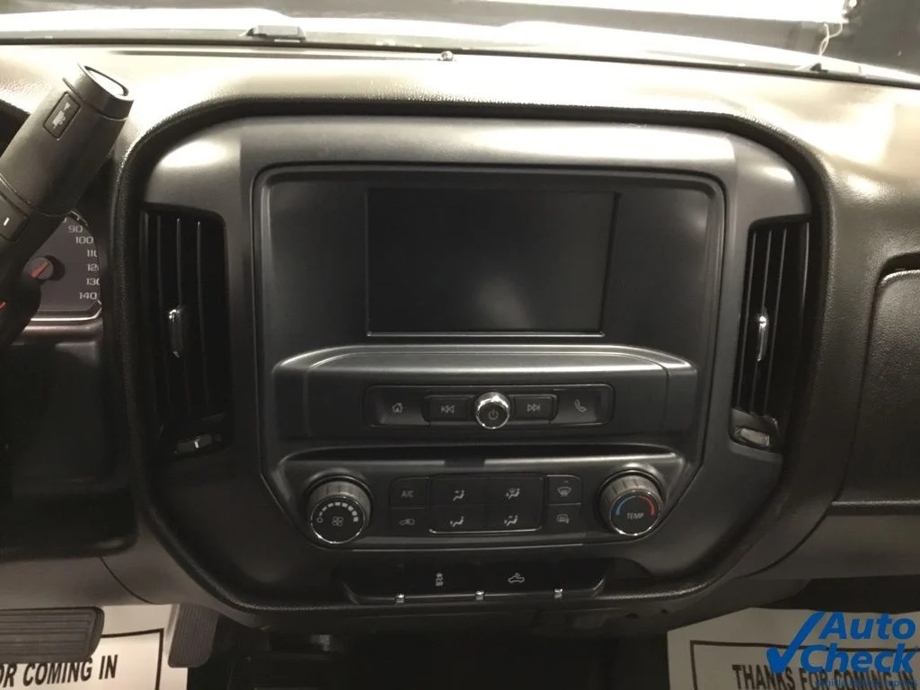 Used 2018 White GMC Base image 42