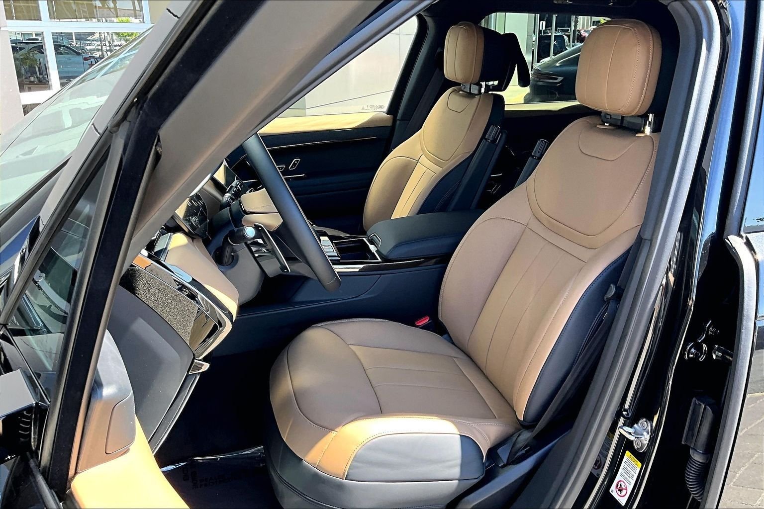 New 2027 Santorini Black Land Rover Dynamic SE image 9