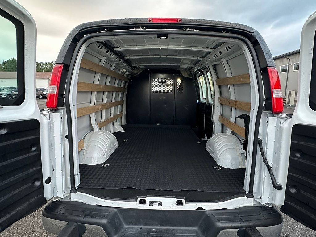 Used 2025 Summit White GMC Work Van image 11