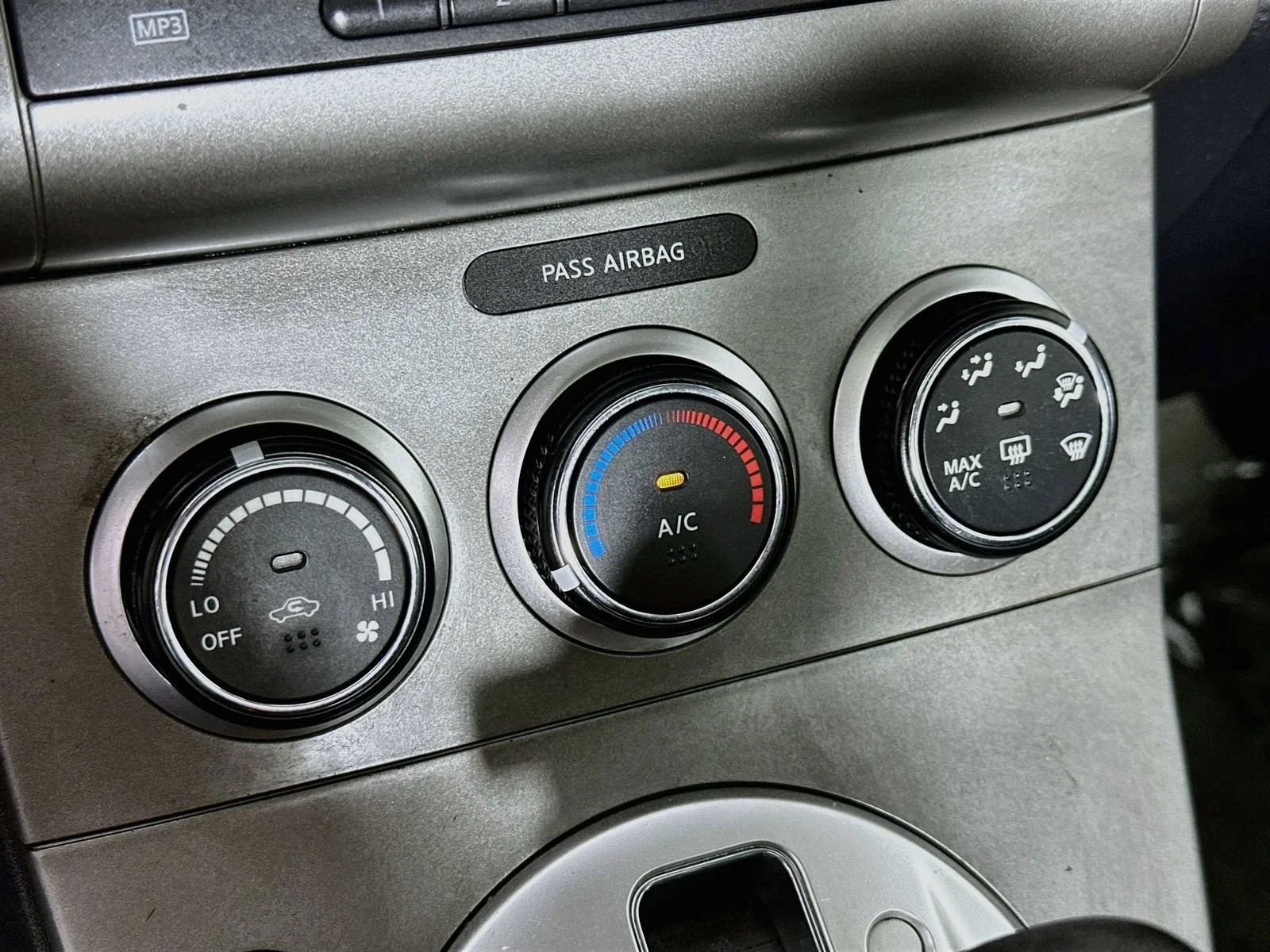 Used 2011 Black Nissan 2.0 SL image 17