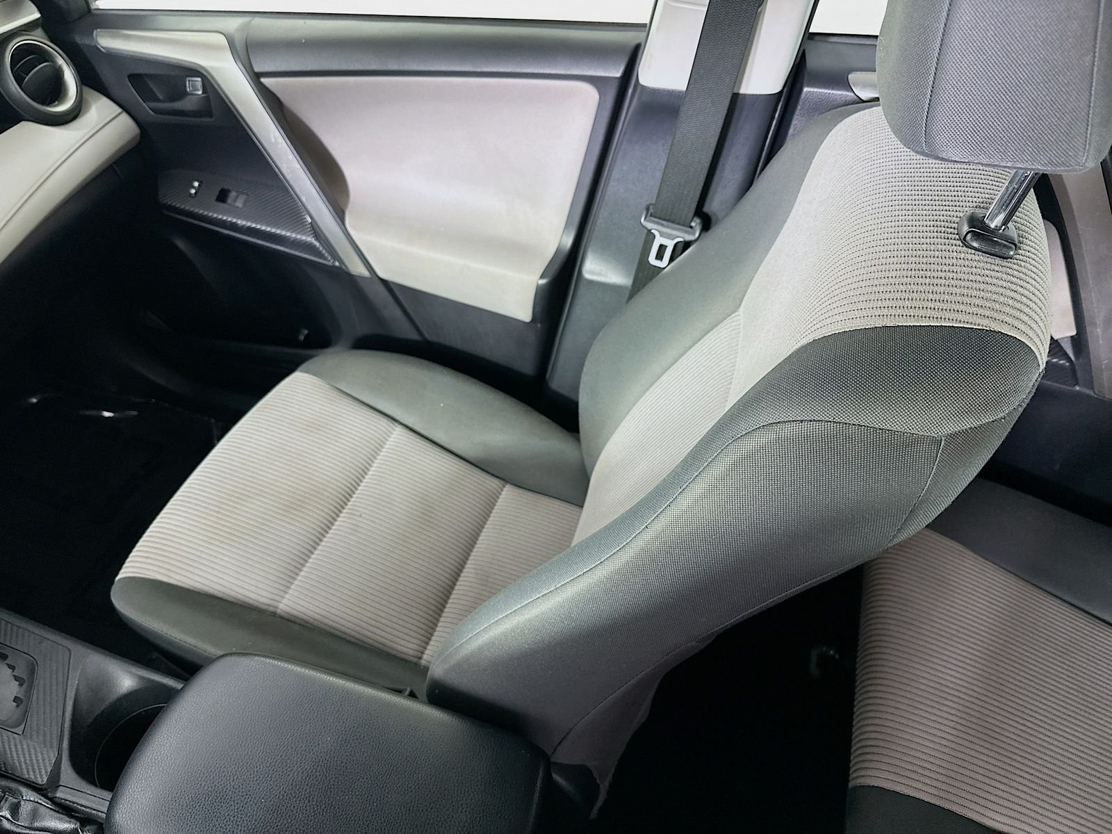 Used 2014 Classic Silver Metallic Toyota LE image 20