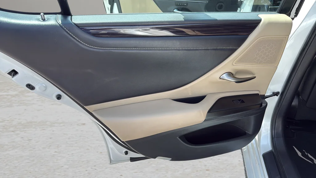 Certified Used 2020 White Lexus 300h image 14