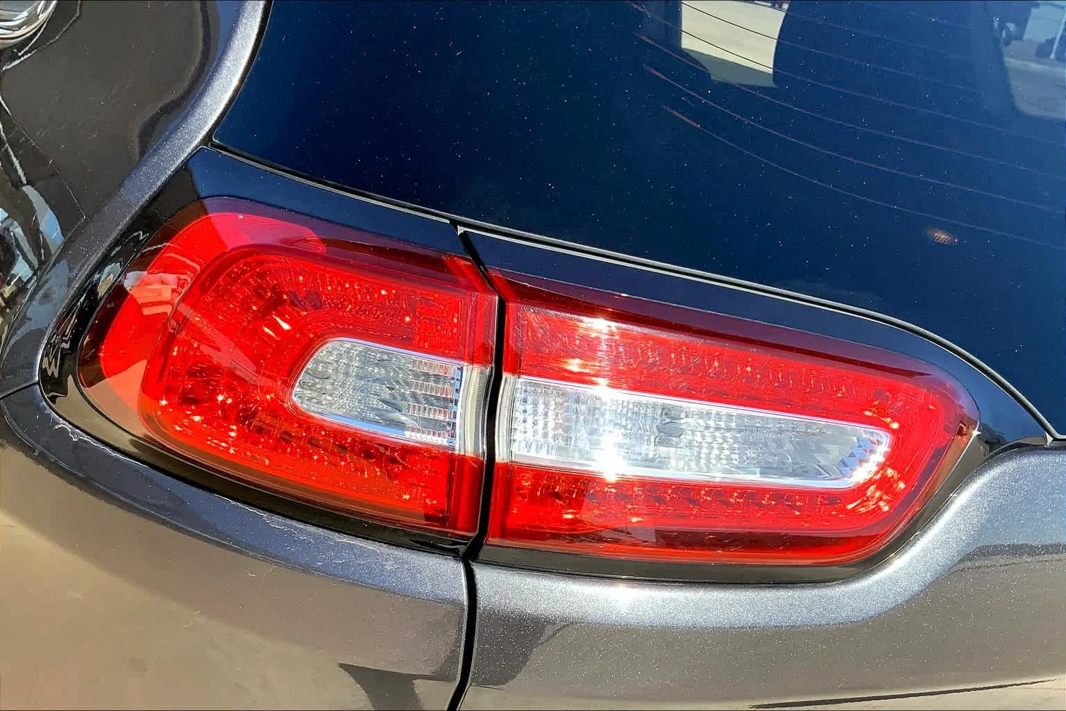 Used 2015 Granite Crystal Metallic Clearcoat Jeep Latitude image 27