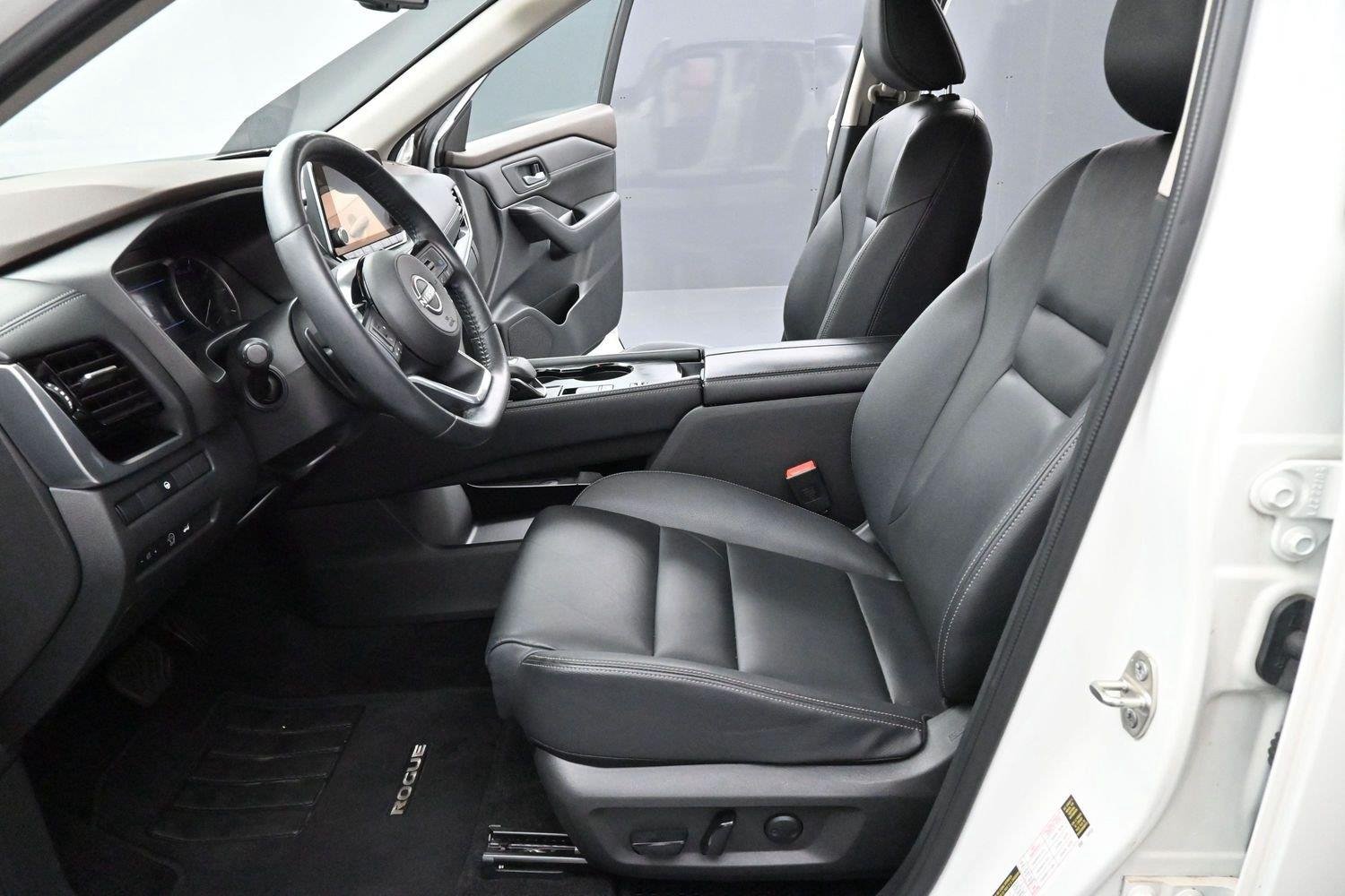 Used 2023 Pearl White Tricoat/Super Black Nissan SL image 14