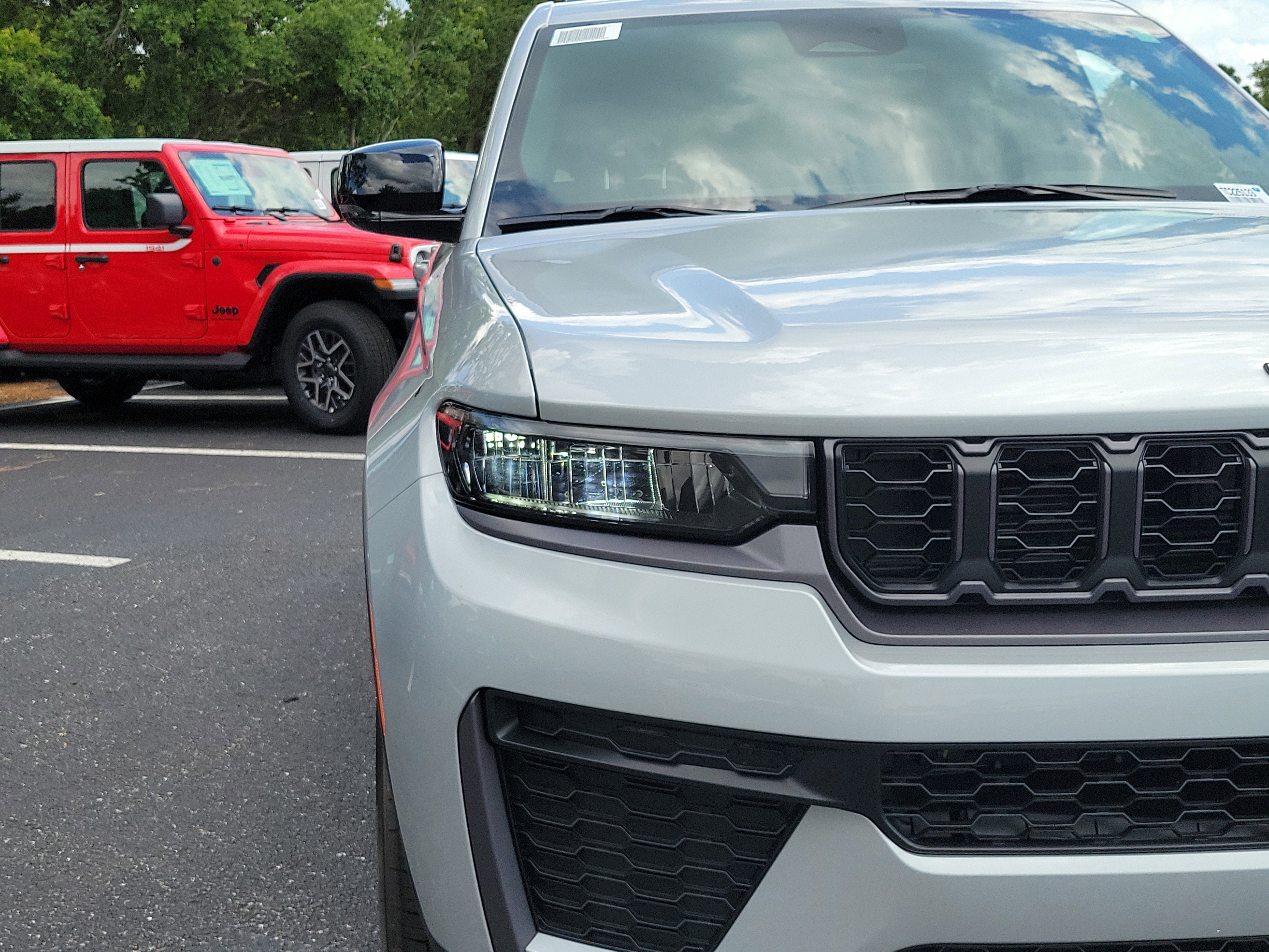 New 2026 Silver Zynith Exterior Paint Jeep Laredo Altitude image 7