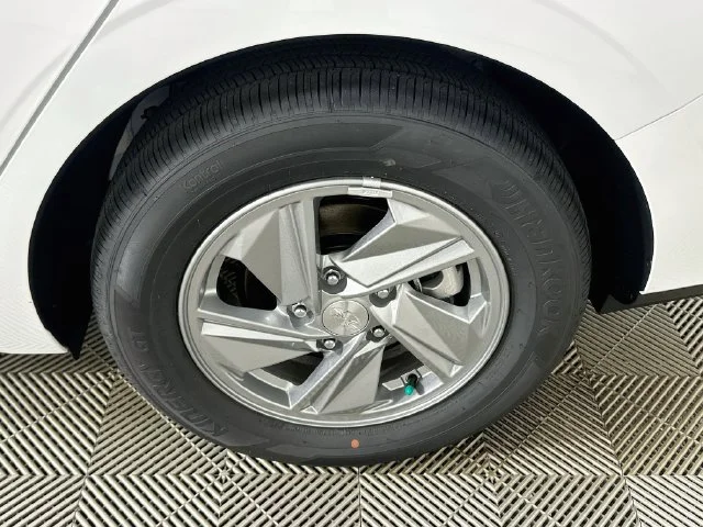 New 2026 White Hyundai SE image 20
