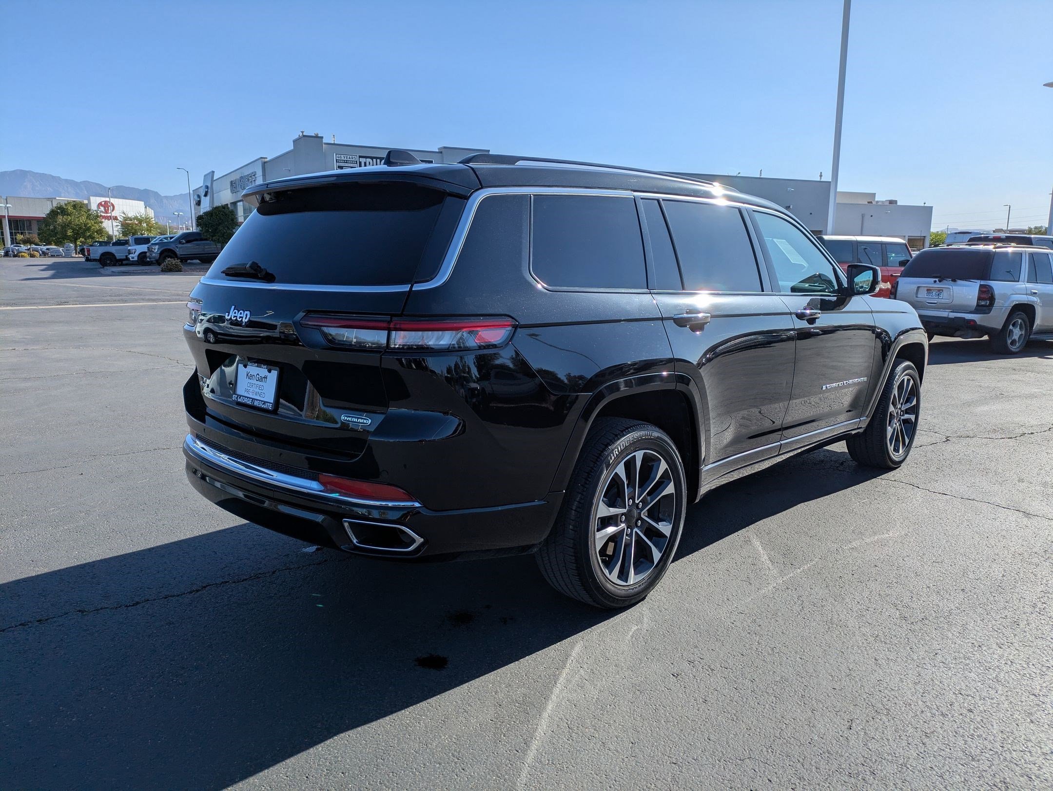 Used 2023 Diamond Black Crystal Pearlcoat Jeep Overland image 3