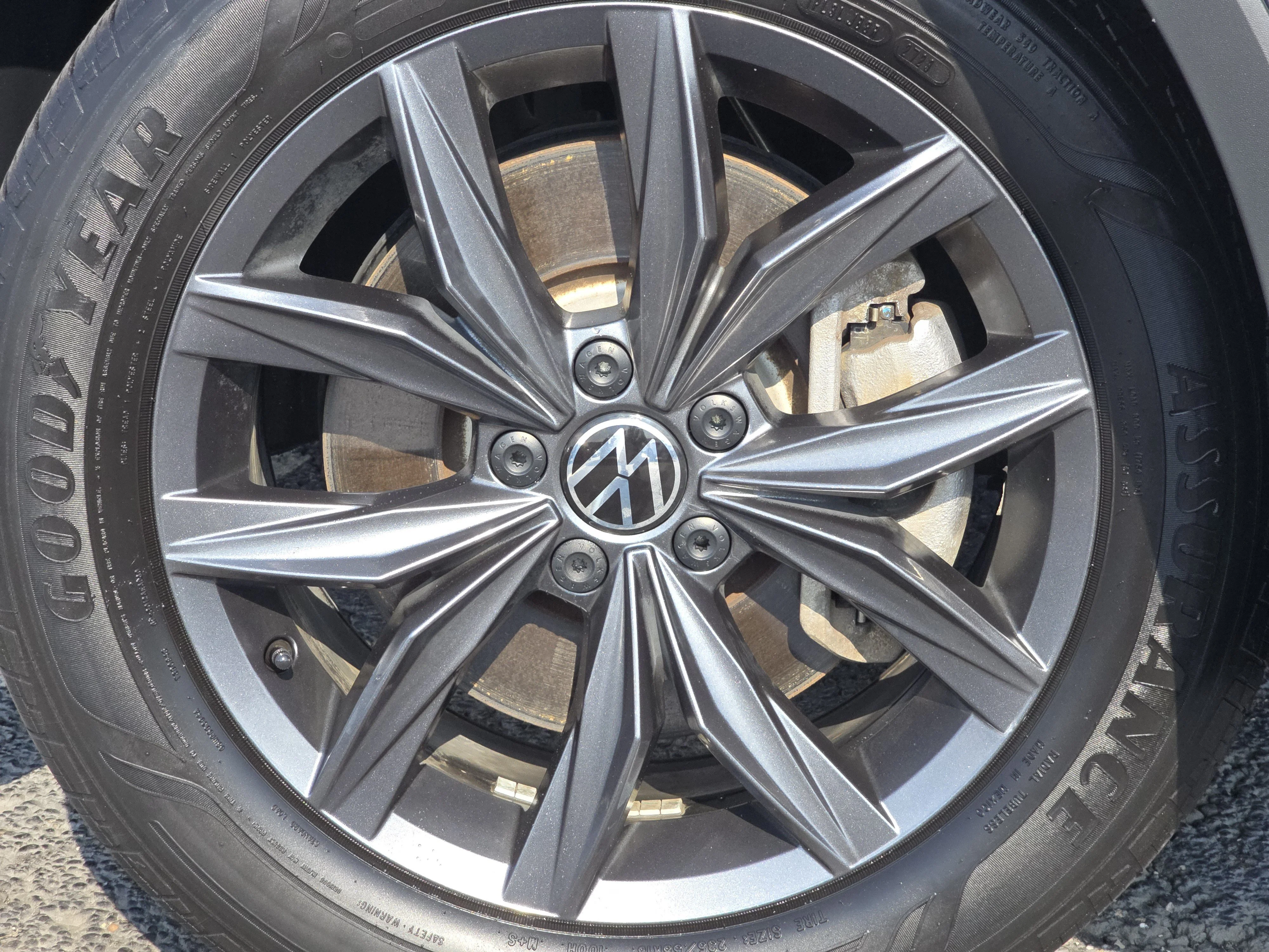 Certified Used 2024 Pyrite Silver Metallic Volkswagen SE image 15