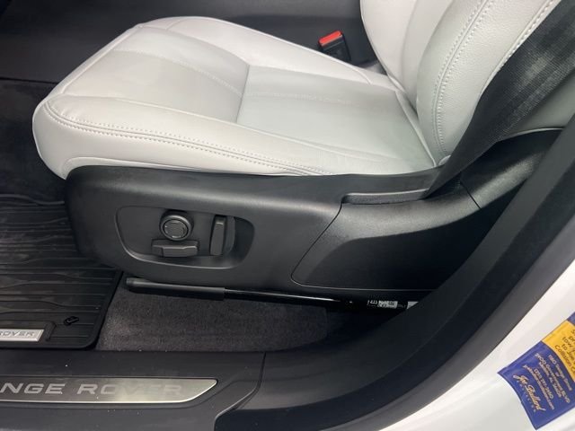 New 2026 Fuji White Land Rover Dynamic SE image 9