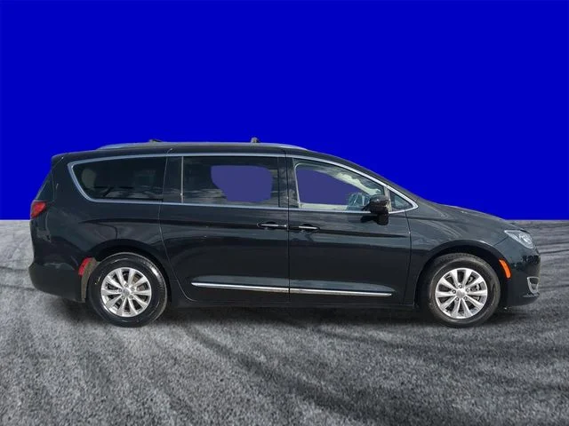 Used 2019 Brilliant Black Crystal Pearlcoat Chrysler Touring L image 3
