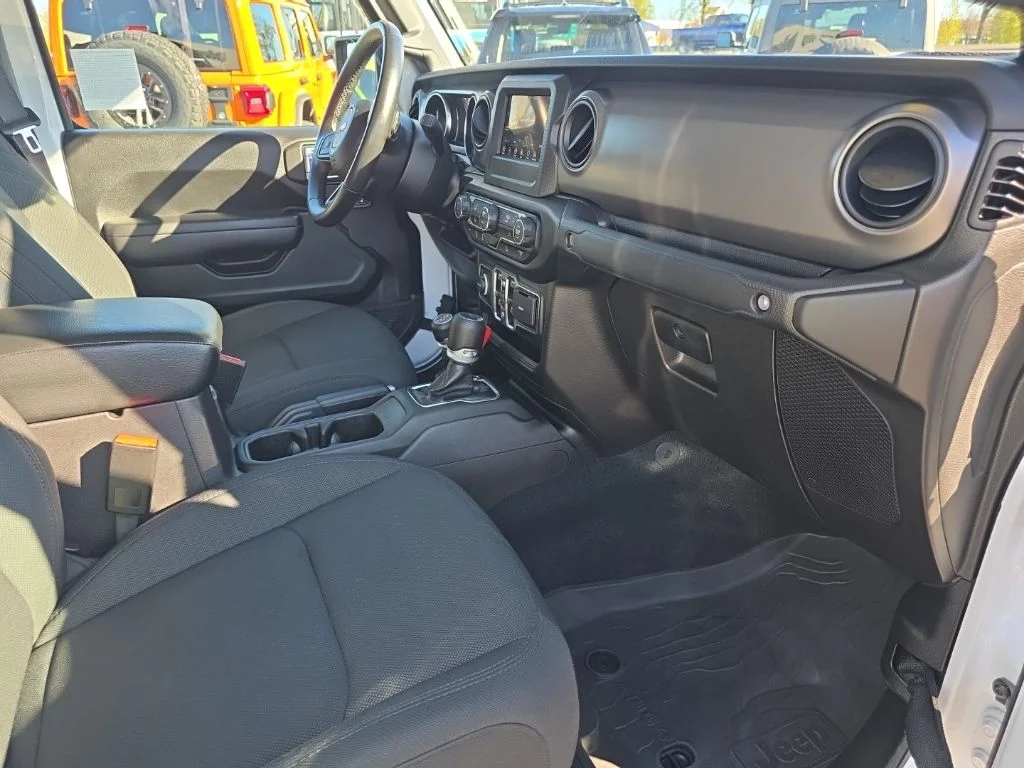 Used 2022 White Jeep Willys image 10