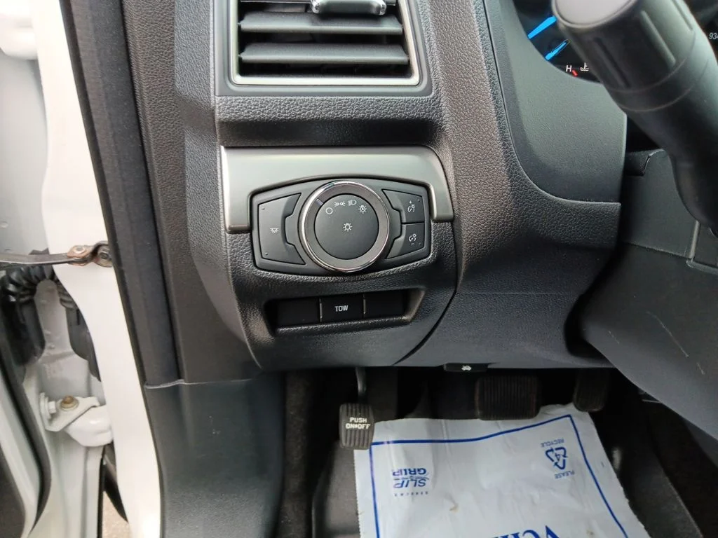 Used 2019 White Platinum Metallic Tri-Coat Ford XLT image 15