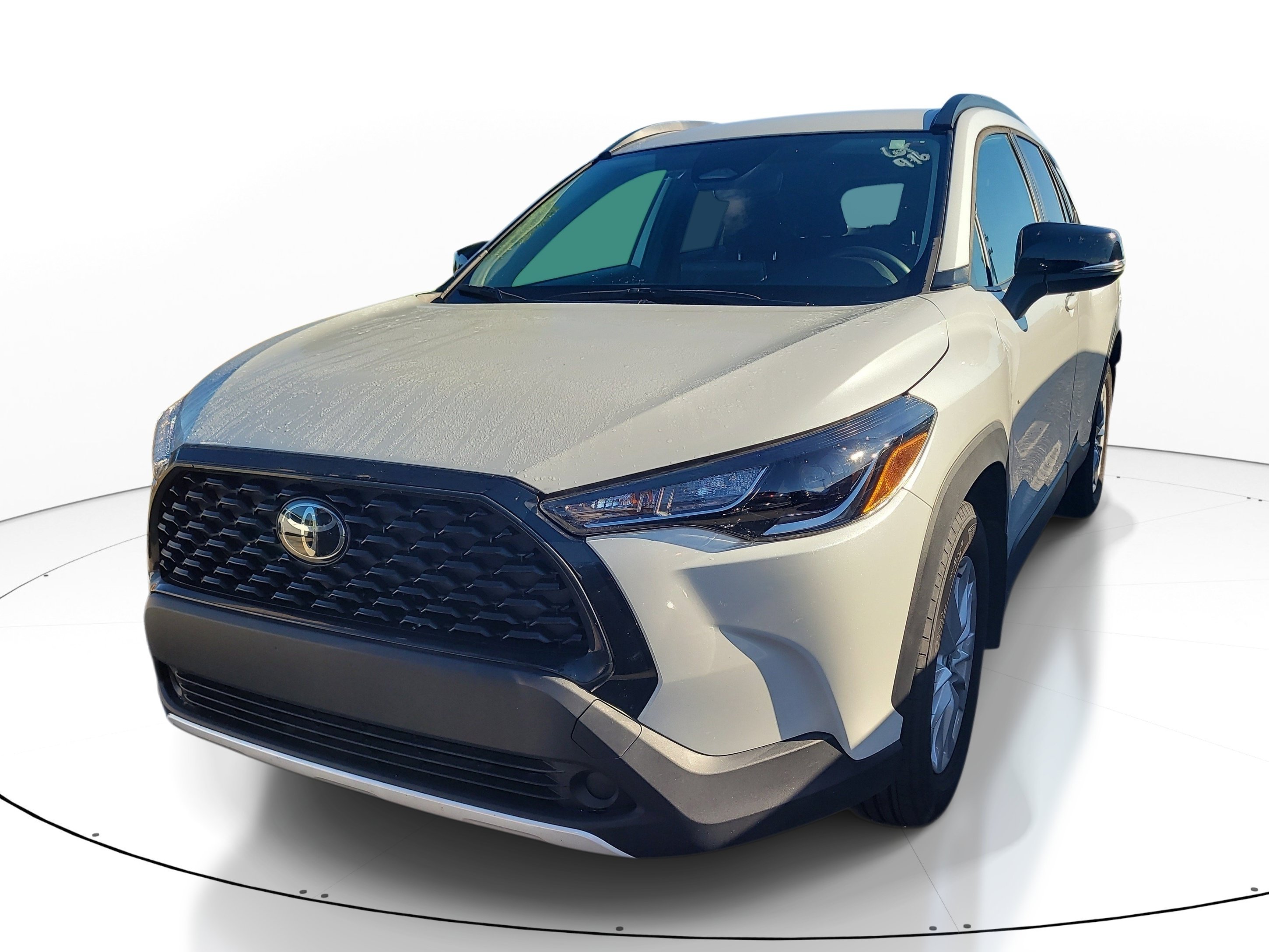 Used 2025 Pearl Toyota LE image 3