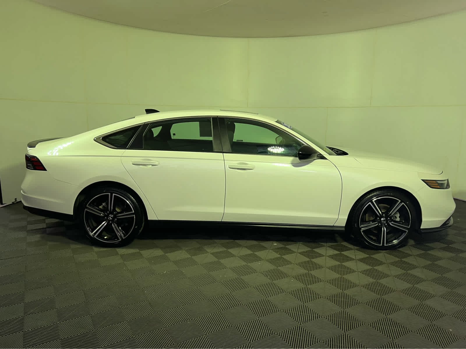Used 2025 Platinum White Pearl Honda Sport image 8