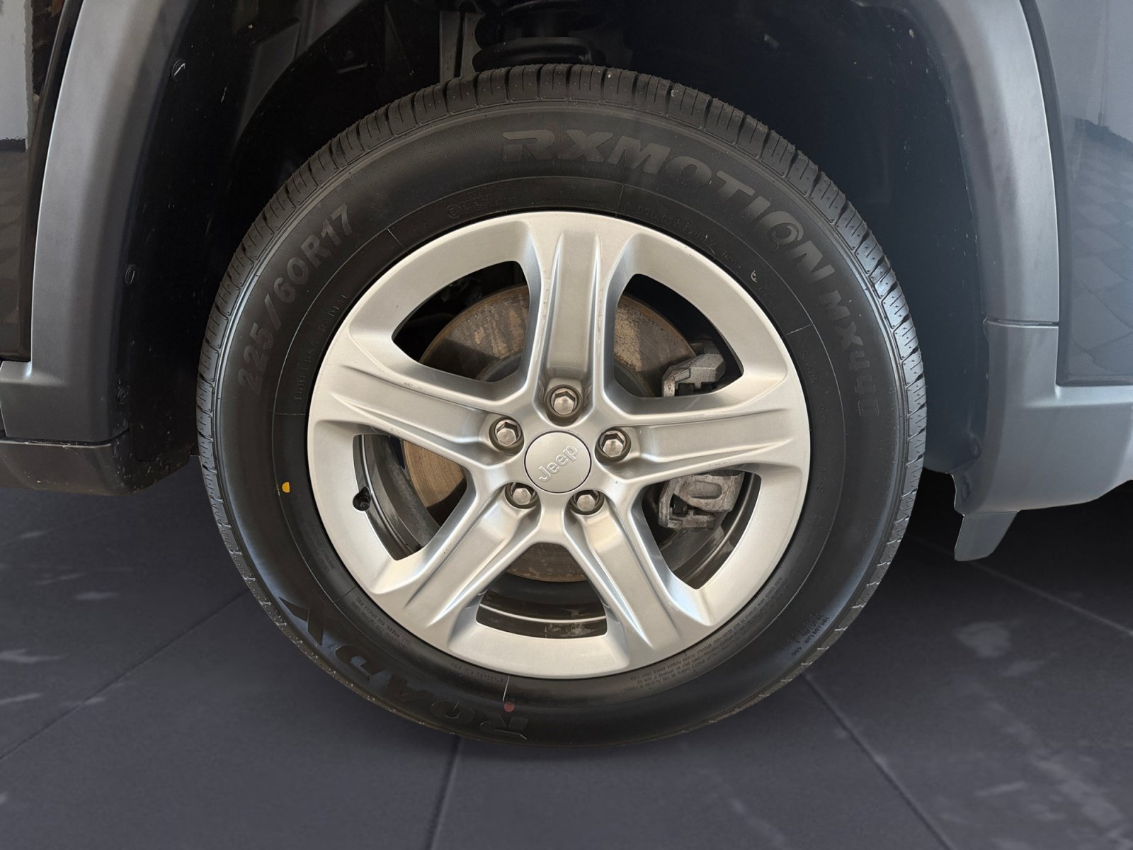 Used 2023 Diamond Black Crystal Pearlcoat Jeep Latitude image 44