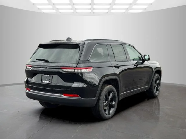 New 2026 Diamond Black Crystal Pearl-Coat Exterior Paint Jeep Limited image 7