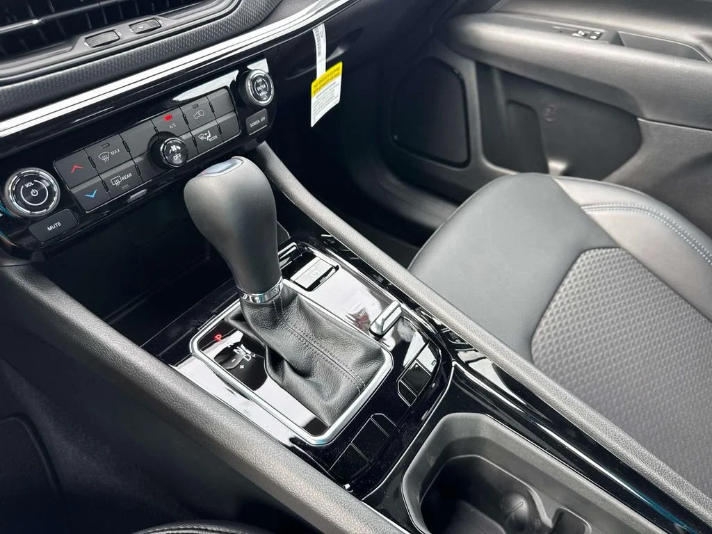 New 2026 White Jeep Latitude image 50