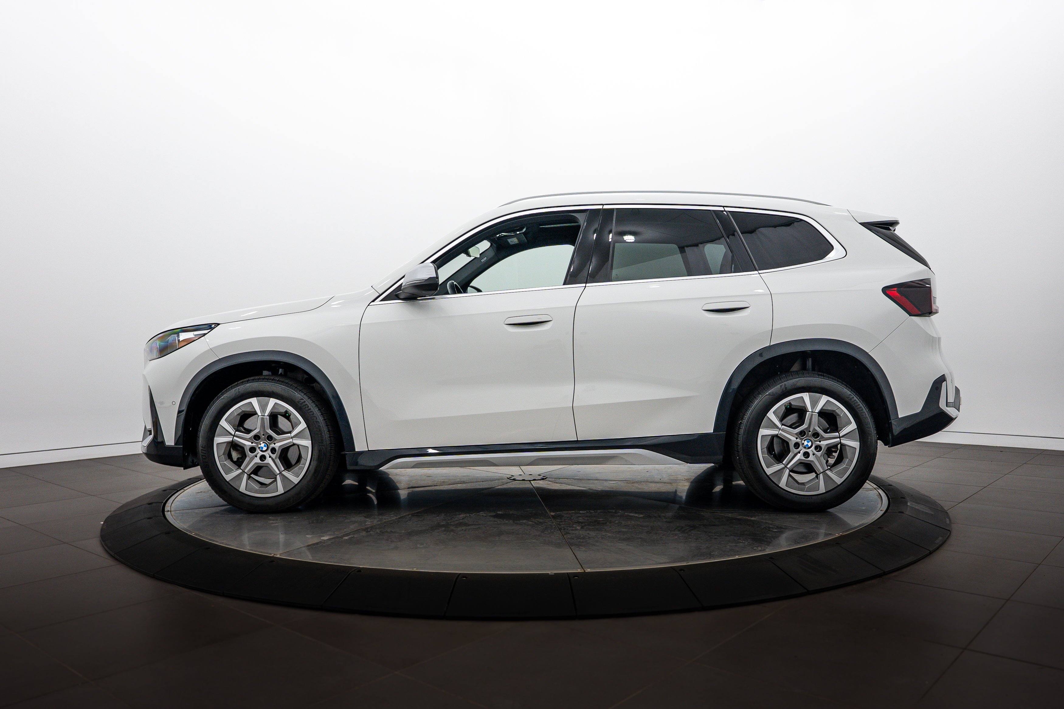 Used 2023 Alpine White BMW xDrive28i image 7