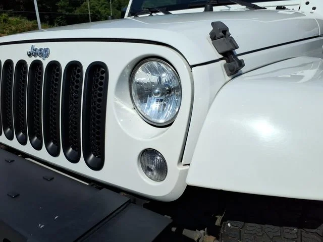 Used 2015 White Jeep Unlimited Sahara image 3