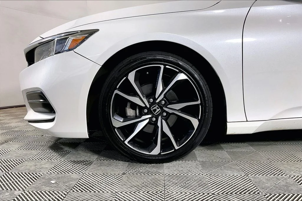 Used 2019  Honda LX image 8