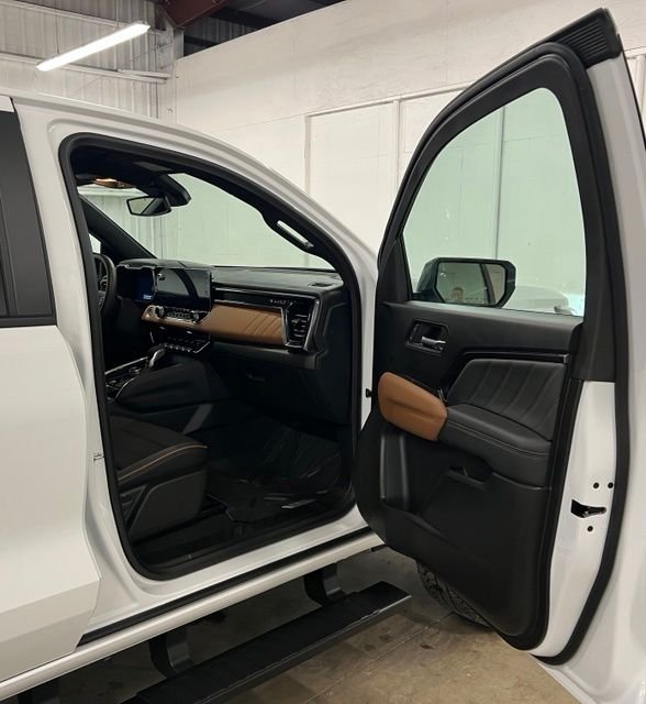 Used 2026 White GMC AT4 image 17