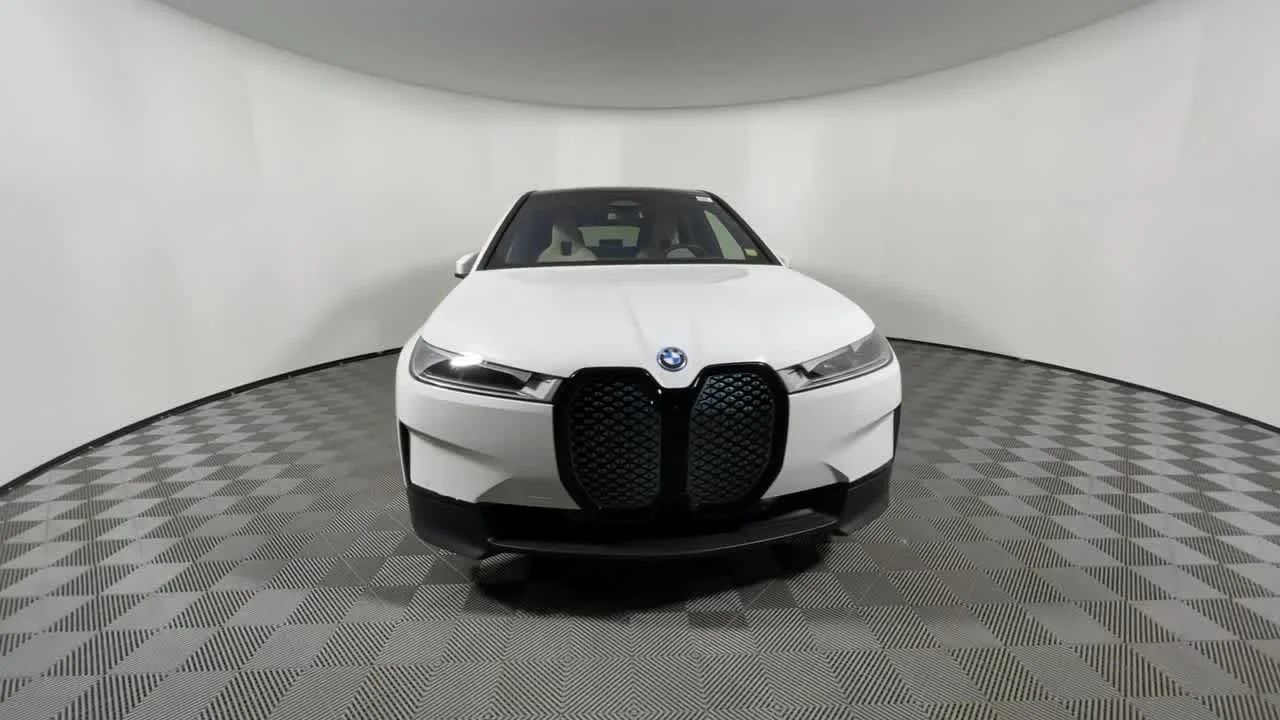 New 2022 Alpine White BMW xDrive50 image 5
