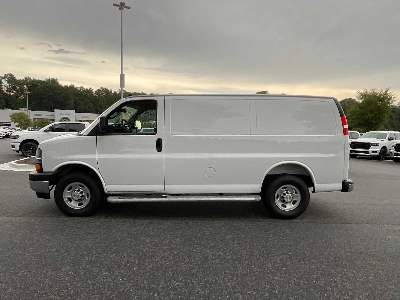 Used 2025 Summit White Chevrolet  image 2