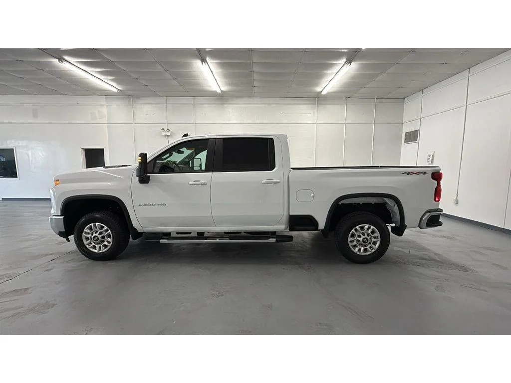 Used 2025 Summit White Chevrolet LT image 10