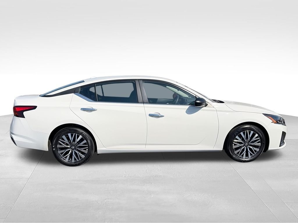 Used 2025 White Nissan 2.5 SV image 9