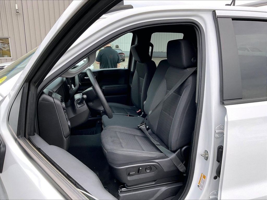 Used 2023 White Chevrolet Custom image 10
