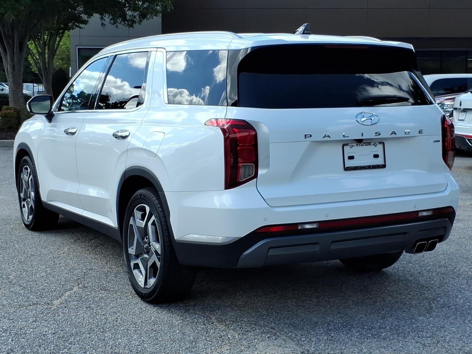 Used 2024 Hyper White Hyundai SEL 7P image 10
