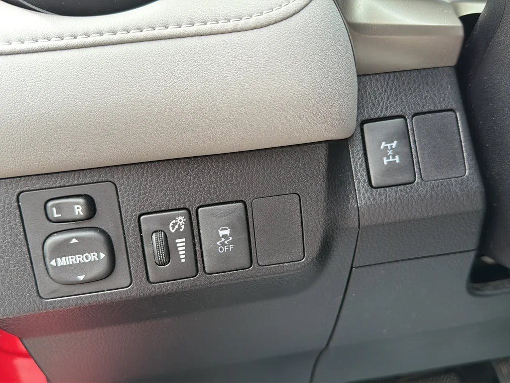 Used 2015 Red Toyota XLE image 39