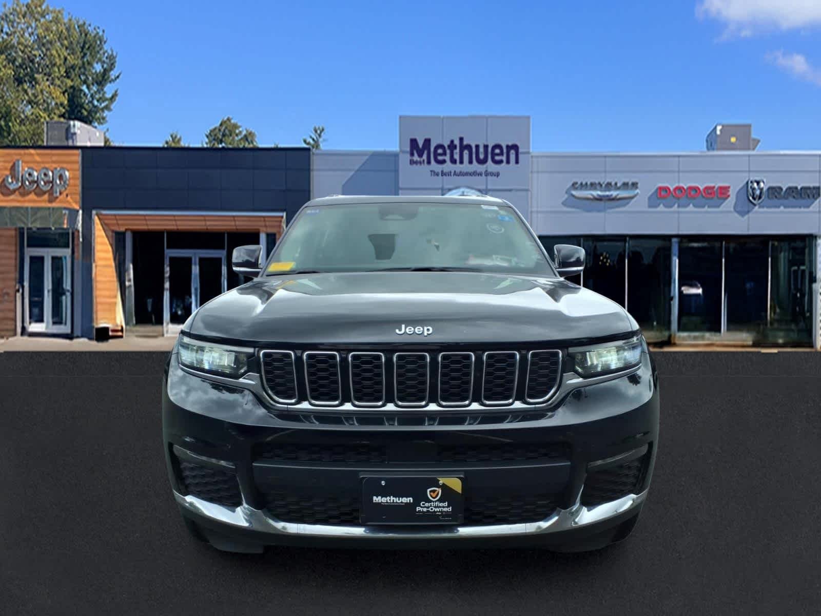 Used 2023 Diamond Black Crystal Pearlcoat Jeep Limited image 2
