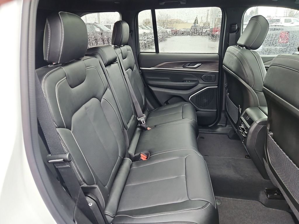 New 2026 Bright White Clear-Coat Exterior Paint Jeep Limited Reserve image 27