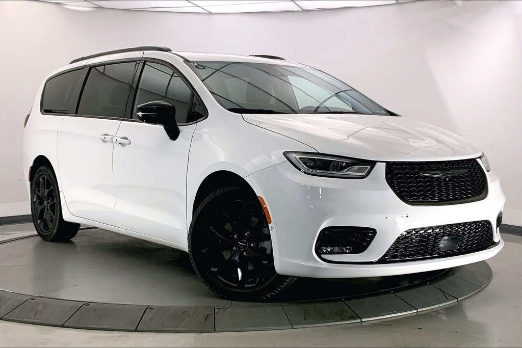 Used 2024 Bright White Clearcoat Chrysler Limited image 33