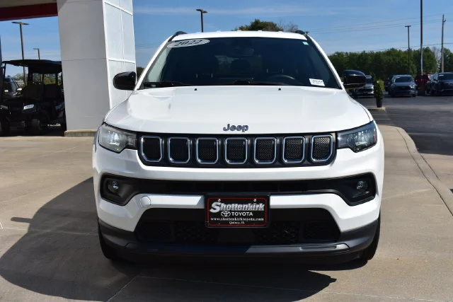 Used 2022 White Jeep Latitude image 3