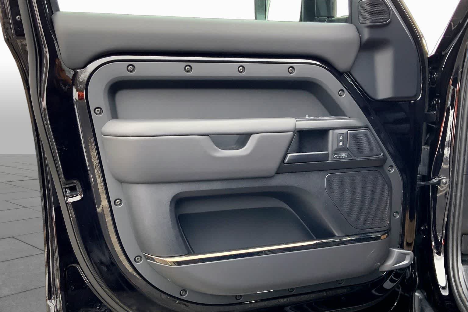 2026 Land Rover Defender OCTA Black - Photo 10