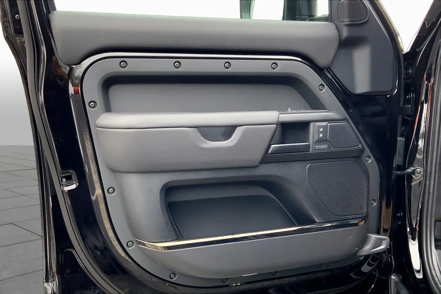 2026 Land Rover Defender OCTA Black - Photo 10
