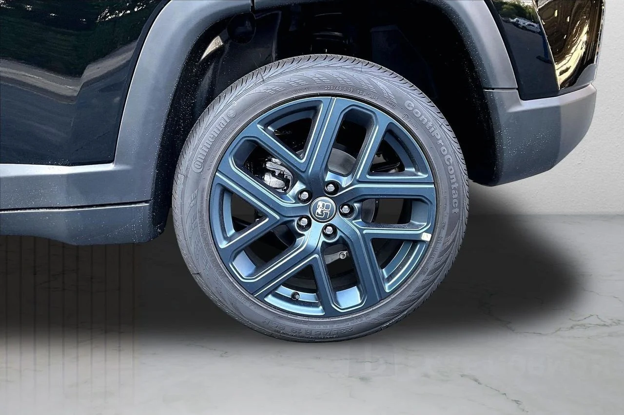 New 2026 Diamond Black Crystal Pearlcoat Jeep Latitude image 30