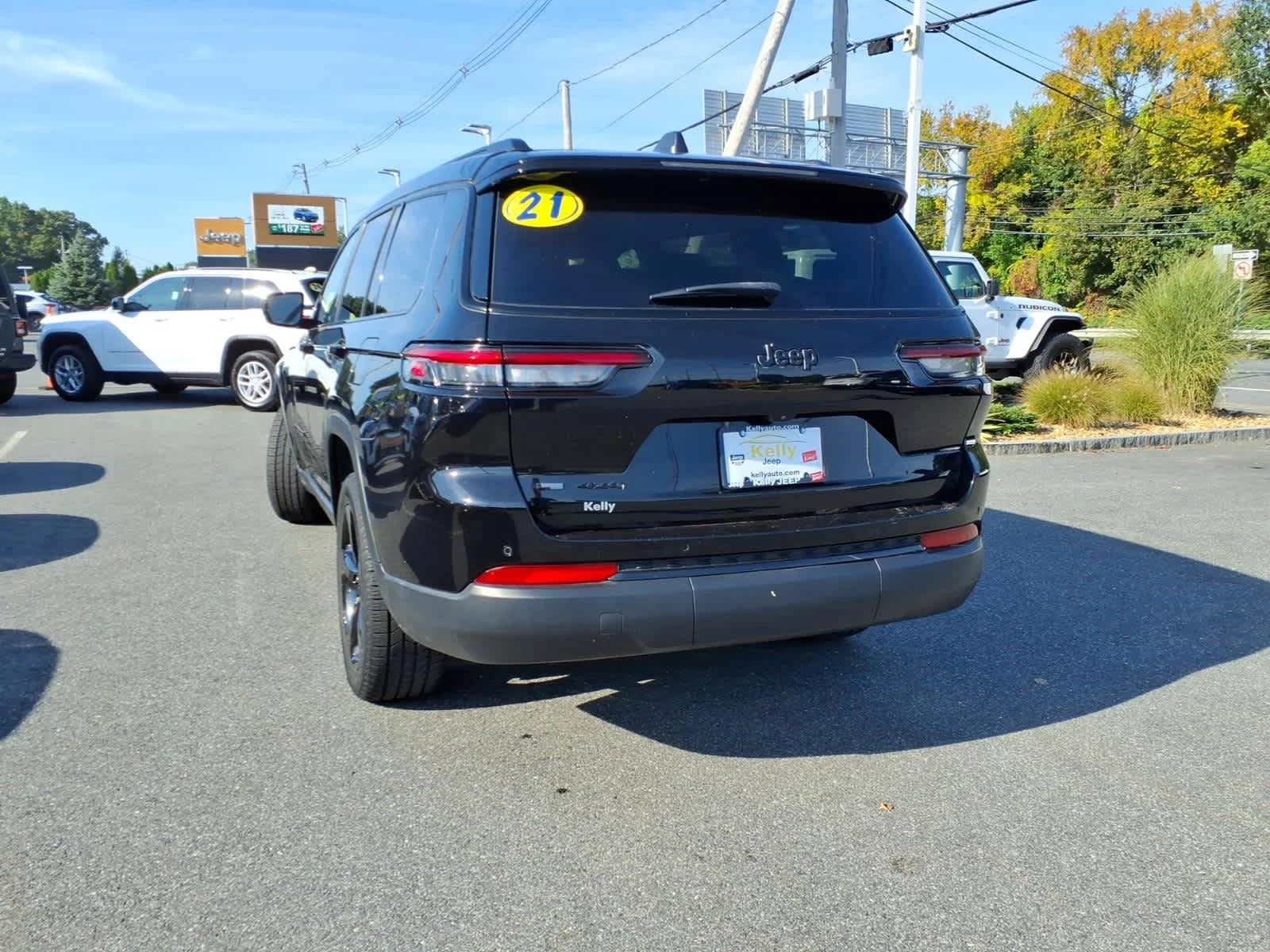 Used 2021 Diamond Black Crystal P/C Jeep Altitude image 10