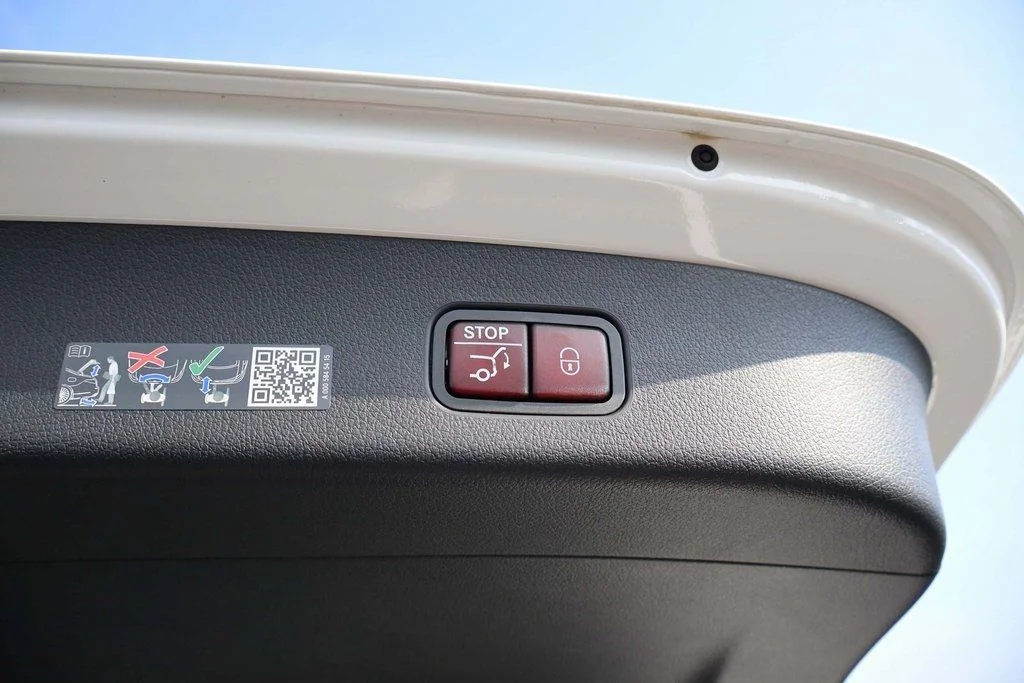 Used 2025 Polar White Mercedes-Benz GLC 350e image 18