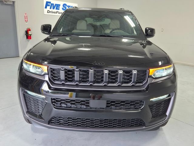 New 2026 Diamond Black Crystal Pearl-Coat Exterior Paint Jeep Limited image 2