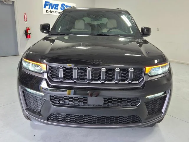 New 2026 Diamond Black Crystal Pearl-Coat Exterior Paint Jeep Limited image 2