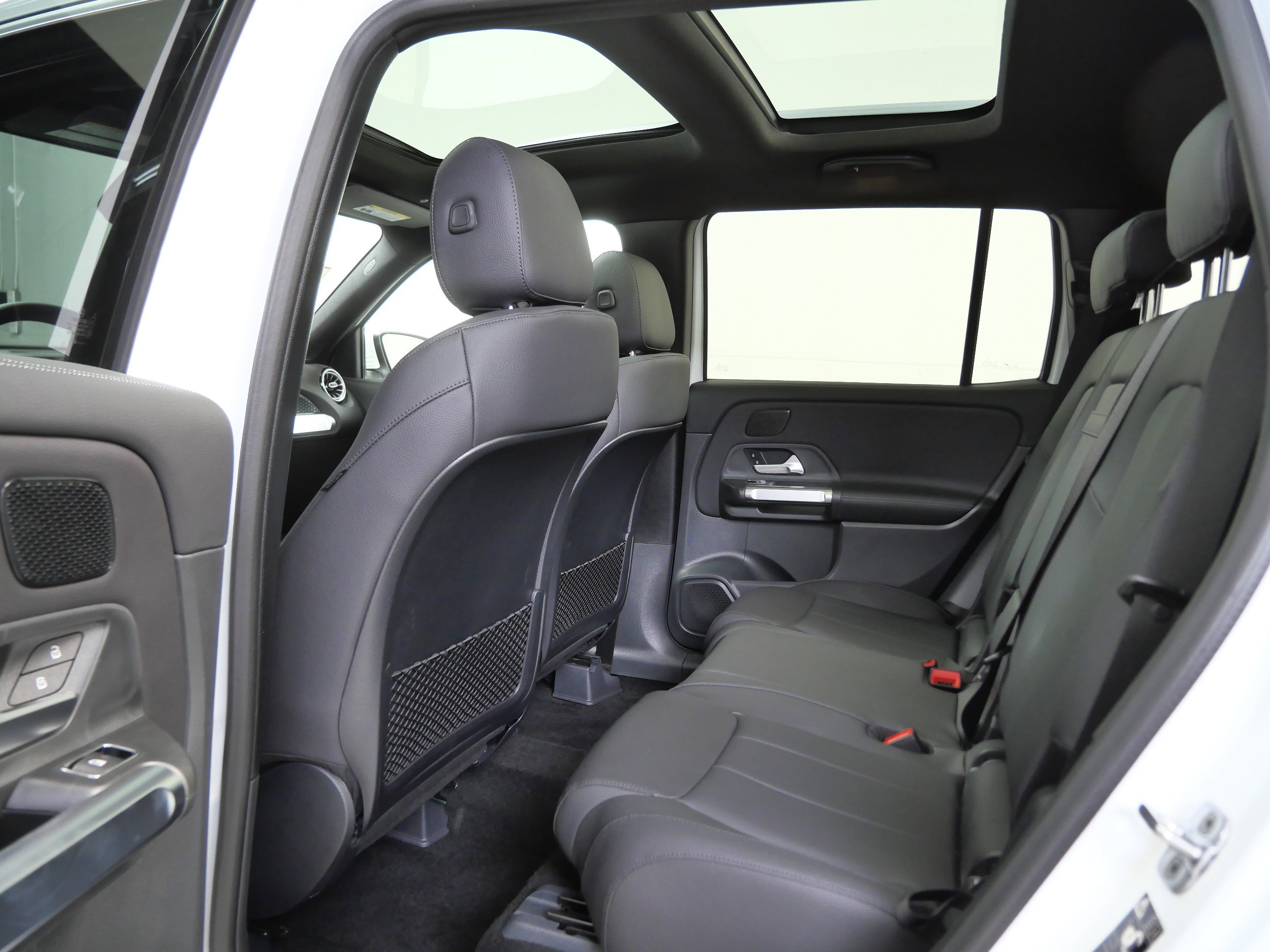 New 2026 Polar White Mercedes-Benz GLB 250 image 9
