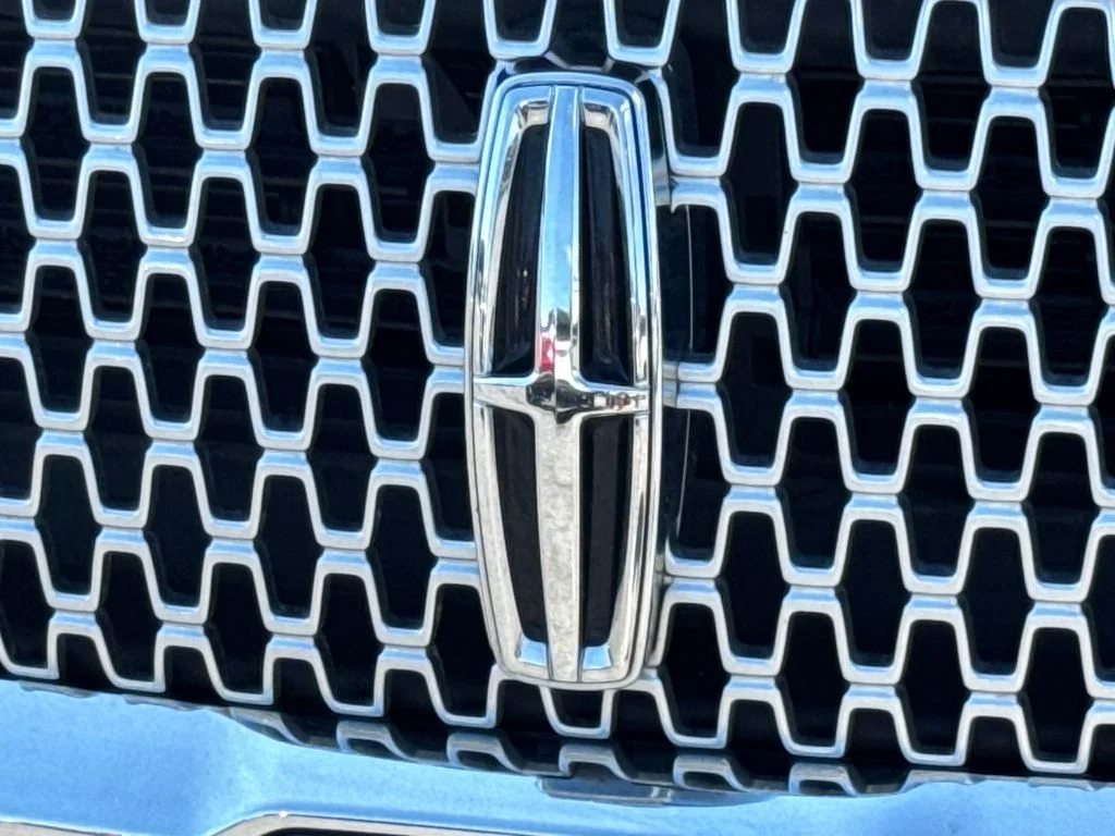 Used 2019 Magnetic Gray Metallic Lincoln Reserve image 16