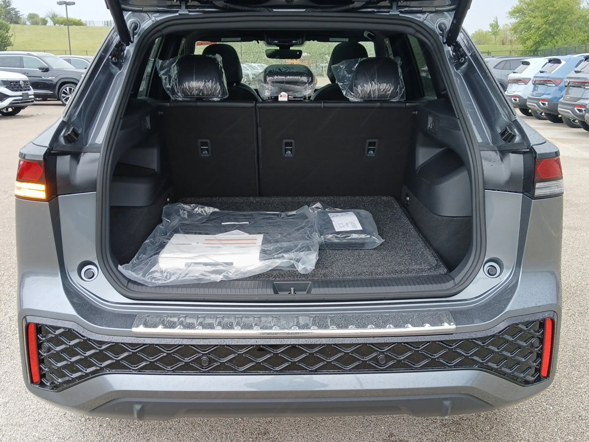 New 2026 Platinum Gray Metallic Volkswagen SE R-Line Black image 23
